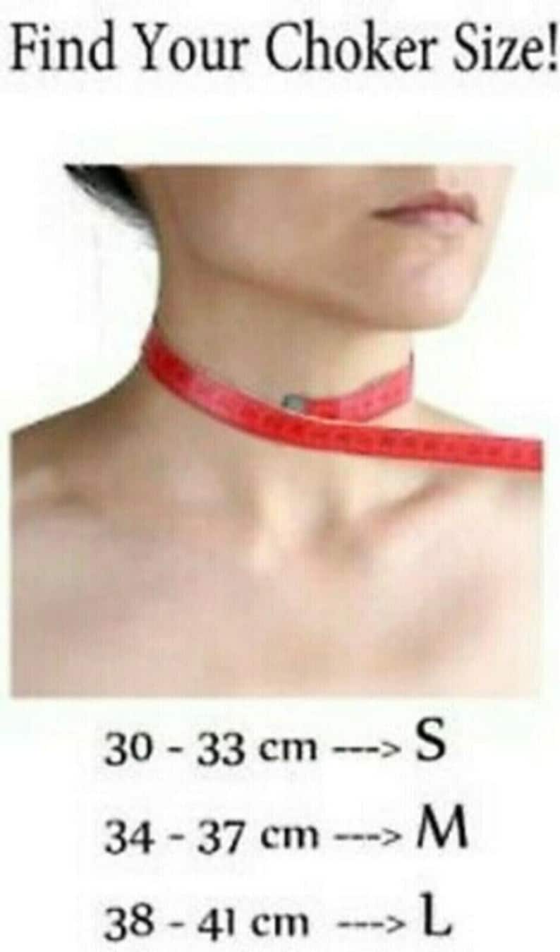 May include: A red measuring tape is wrapped around a person's neck to show how to measure for a choker necklace. The image includes a chart with choker sizes in centimeters and corresponding sizes: S, M, and L.