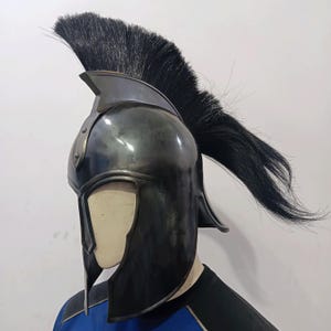 Elmo medievale di Troia Achille con piuma nera Armatura in acciaio dolce Cavaliere Crociato Elmo greco spartano Design antico LARP Indossabile per adulti