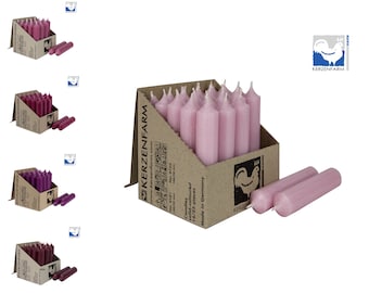 Op de afbeelding: Een doos met 16 roze kaarsen, in totaal 25 kaarsen. De doos is gemaakt van bruin karton en heeft de tekst "KERZENFARM" erop gedrukt. De kaarsen zijn 16 cm lang en zijn gemaakt in Duitsland.