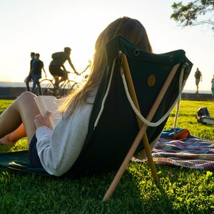 Green Folding Chair with Backrest - Lightweight Sun Lounger and Camping Chair - Adult Foldable Picnic Chair - Seaside Towel to Sunbathe