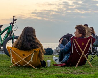 Rote Sonnenliege für Erwachsene mit Handtuch - Picknickliege mit Rückenlehne - faltbarer und tragbarer Sonnenstuhl aus leichtem Stoff