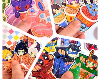 Combina tres pegatinas holográficas de vinilo: videojuegos, anime, cómics y cultura pop.