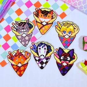 Pu&ograve; includere: Sei adesivi colorati con personaggi del film d'animazione La citt&agrave; incantata. Ogni adesivo presenta un personaggio diverso del film, tra cui Senza Faccia, Jiji e Chihiro, in un design a cr&ecirc;pe fantasioso.
