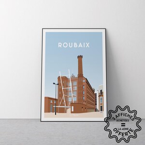 Könnte beinhalten: Ein gerahmter Kunstdruck mit einer stilisierten Illustration eines Backsteingebäudes mit hohem Schornstein und dem Wort "ROUBAIX" in weißen Buchstaben vor hellblauem Himmel. Der Druck ist in einem schwarzen Rahmen.
