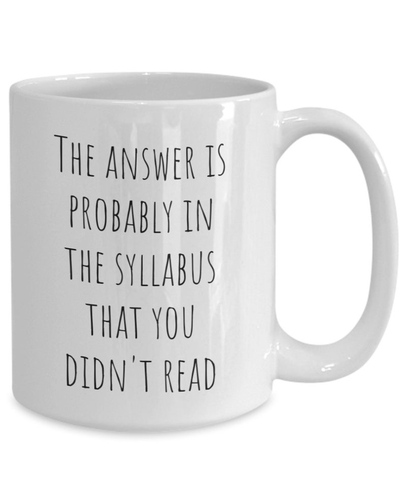 Puede incluir: Taza de caf&eacute; de cer&aacute;mica blanca con texto negro que dice "La respuesta probablemente est&aacute; en el temario que no le&iacute;ste."
