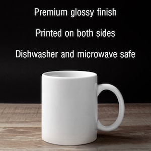 Puede incluir: Taza de cer&aacute;mica blanca con acabado brillante. La taza es apta para lavavajillas y microondas. El texto "High quality printing", "Premium glossy finish", "Printed on both sides" y "Dishwasher and microwave safe" est&aacute; impreso sobre un fondo negro encima de la taza.