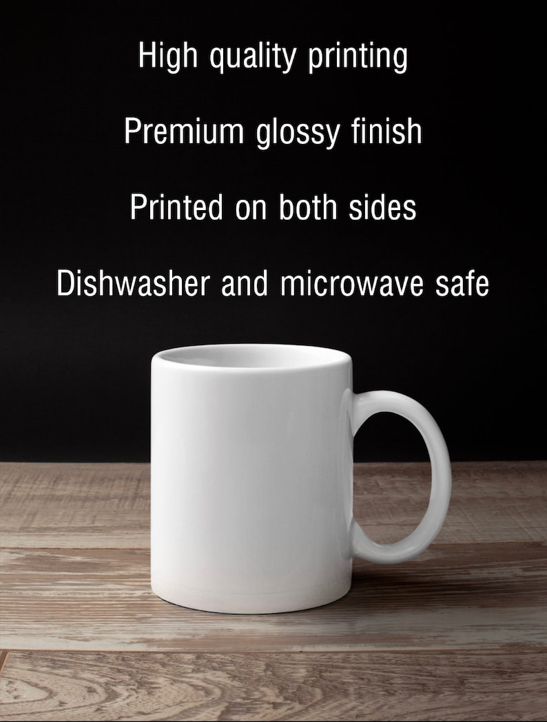 Puede incluir: Taza de cer&aacute;mica blanca con acabado brillante. La taza es apta para lavavajillas y microondas. El texto "High quality printing", "Premium glossy finish", "Printed on both sides" y "Dishwasher and microwave safe" est&aacute; impreso sobre un fondo negro encima de la taza.