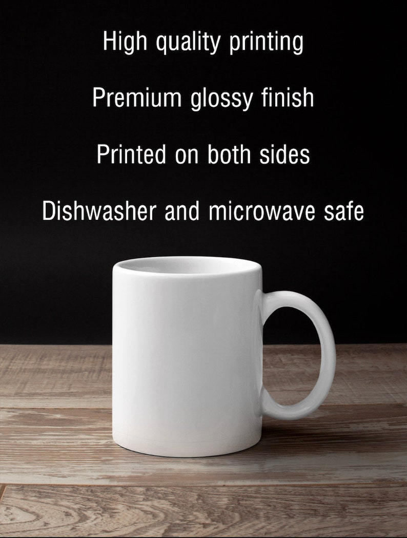 Peut inclure: Une tasse en c&eacute;ramique blanche avec une anse. La tasse est pos&eacute;e sur une surface en bois. Le texte "High quality printing", "Premium glossy finish", "Printed on both sides", et "Dishwasher and microwave safe" est visible au-dessus de la tasse.