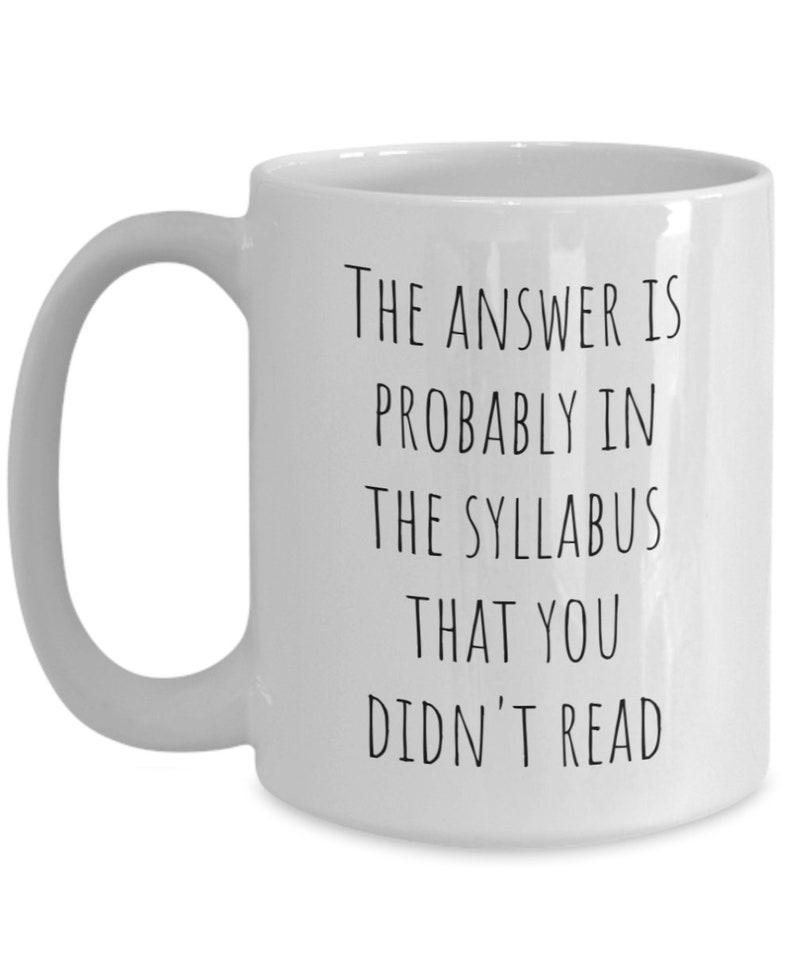 Puede incluir: Taza de caf&eacute; de cer&aacute;mica blanca con texto negro que dice "La respuesta probablemente est&aacute; en el temario que no le&iacute;ste".