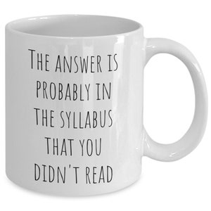 Puede incluir: Taza de caf&eacute; de cer&aacute;mica blanca con texto negro que dice "La respuesta probablemente est&aacute; en el temario que no le&iacute;ste."