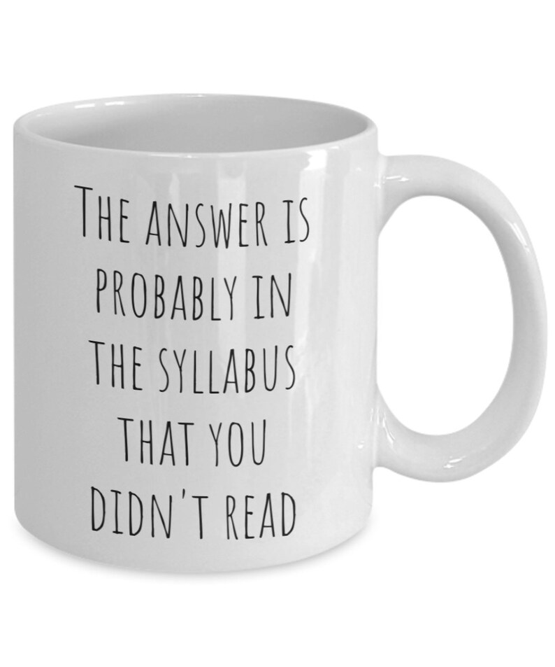 Puede incluir: Taza de caf&eacute; de cer&aacute;mica blanca con texto negro que dice "La respuesta probablemente est&aacute; en el temario que no le&iacute;ste."