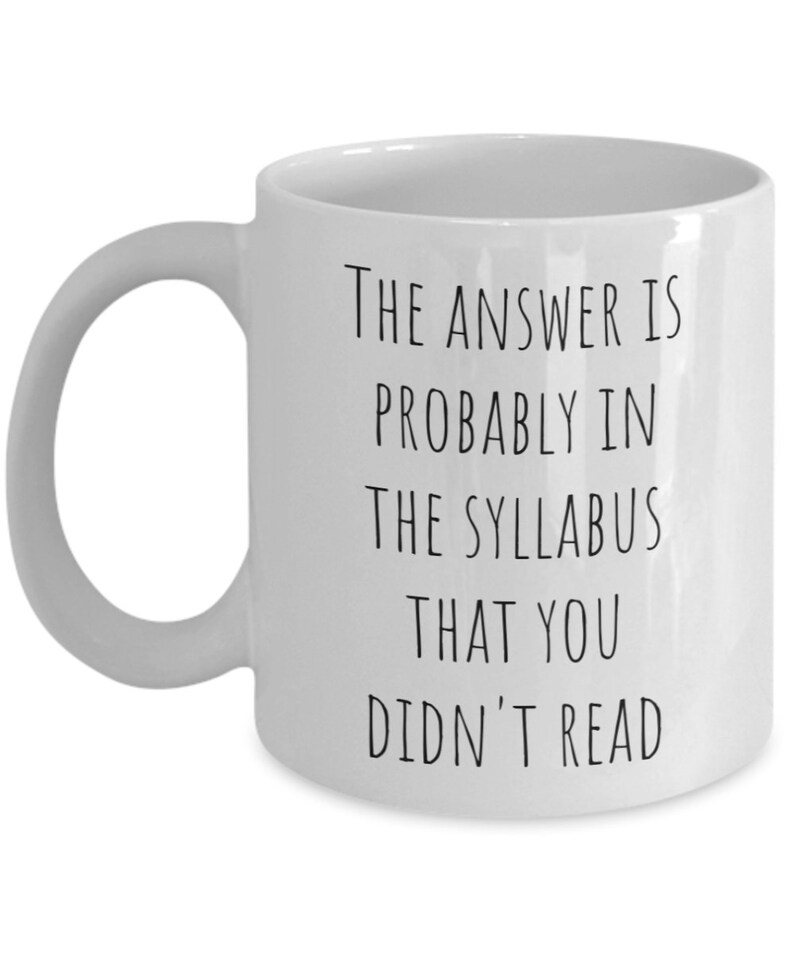 Puede incluir: Taza de caf&eacute; de cer&aacute;mica blanca con texto negro que dice "La respuesta probablemente est&aacute; en el temario que no le&iacute;ste".