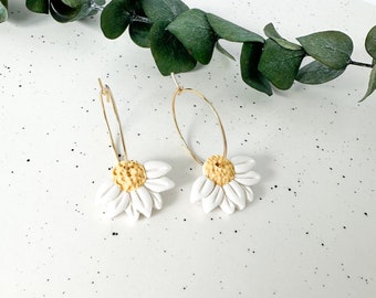 Daisy Flower Hoop Earrings, Daisy Hoop Earrings, White Daisy Earrings, Spring Flower Earrings, Floral Hoop Earrings, Floral Clay Earrings