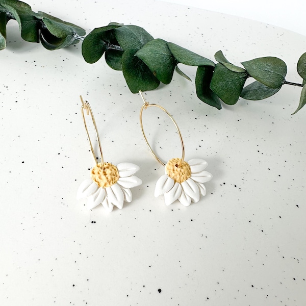 Daisy Flower Hoop Earrings, Daisy Hoop Earrings, White Daisy Earrings, Spring Flower Earrings, Floral Hoop Earrings, Floral Clay Earrings