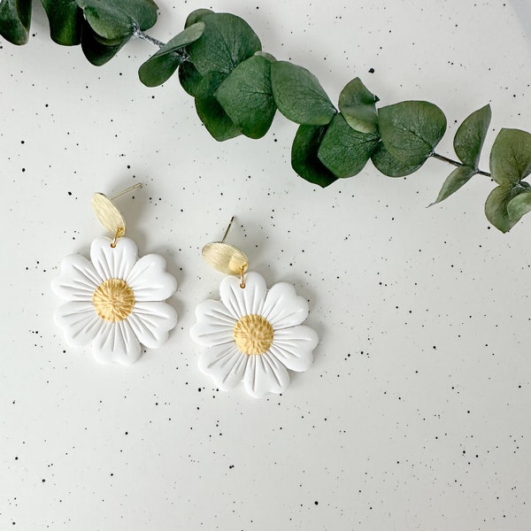 Daisy Flower Earrings, Statement Flower Earrings, White Daisy Earrings, Spring Flower Earrings, Dangly Floral Earrings, Floral Clay Earrings