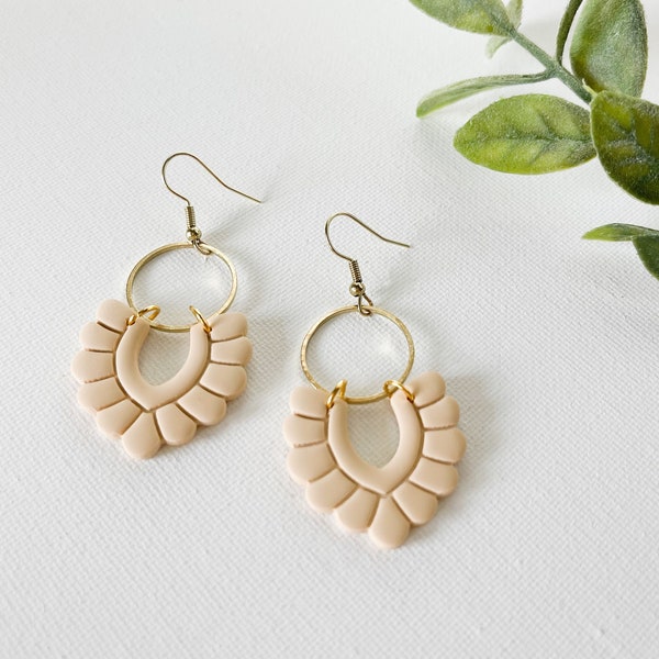 Pendientes tan dangly, pendientes de declaración, pendientes de verano, pendientes boho, pendientes bronceados, pendientes de arcilla bronceada, pendientes de primavera, arcilla polimérica