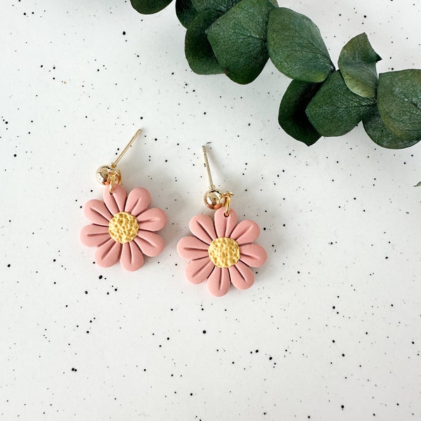 Daisy Flower Earrings, Dangly Flower Earrings, Peach Pink Daisy Earrings, Spring Flower Earrings, Floral Earrings, Floral Clay Earrings