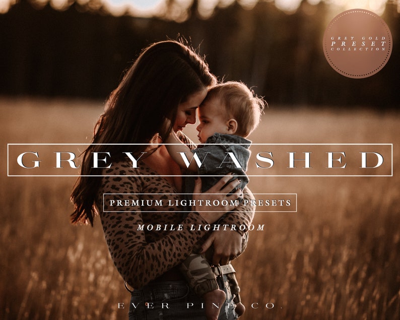 Peut inclure: Une femme et un enfant s'embrassent dans un champ d'herbe haute. L'image est dans une palette de couleurs douces avec un ton chaud et dor&eacute;. Le texte "GREY WASHED" est affich&eacute; en blanc sur un rectangle noir. Le texte "PREMIUM LIGHTROOM PRESETS" est affich&eacute; en blanc sur un rectangle noir. Le texte "MOBILE LIGHTROOM" est affich&eacute; en blanc sur un rectangle noir. Le texte "EVER PINE CO." est affich&eacute; en blanc sur un rectangle noir. Le texte "GREY GOLD PRESET COLLECTION" est affich&eacute; en blanc sur un cercle brun.