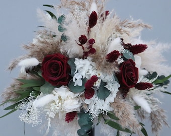 Brautstrauß aus Trockenblumen in Weinrot, Creme und Weiß mit stabilisierten Rosen