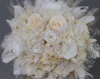 Dreamy bridal bouquet of dried flowers in cream, white and champagne with stabilized roses
