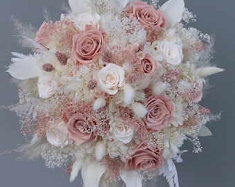 Traumhafter Brautstrauß aus Trockenblumen in Blush, Rosa, Creme und Weiß mit stabilisierten Rosen