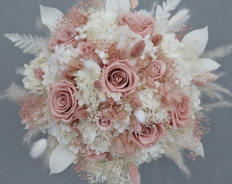 Traumhafter Brautstrauß aus Trockenblumen in Blush, Rosa, Creme und Weiß mit stabilisierten Rosen