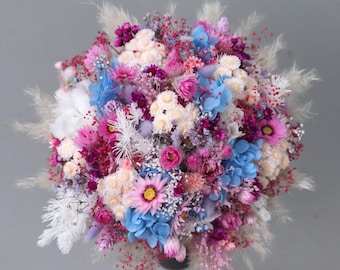 Small meadow flower bridal bouquet/registry office made of dried flowers in pastel shades
