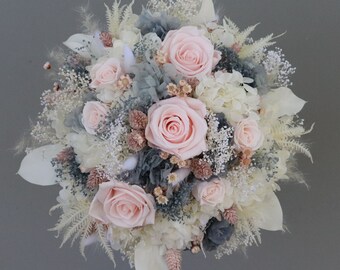 Brautstrauß aus Trockenblumen in Pastelltönen mit stabilisierten Rosen