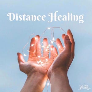 Op de afbeelding: Twee handen in een kommetje, met een reeks kleine, warmwitte lampjes tegen een lichtblauwe achtergrond. De woorden "Distance Healing" staan in witte letters boven de handen.