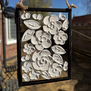 Pétalos blancos en la ventana - Pintura floral texturizada - Flores blancas en tonos pastel sobre vidrio, marco para colgar (5 x 7 pulgadas)