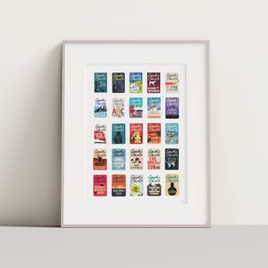 Puede incluir: Una impresión enmarcada de una colección de 24 portadas de libros de Agatha Christie. Las portadas son coloridas y presentan diversas ilustraciones y textos. La impresión está en un marco blanco con un passe-partout blanco.