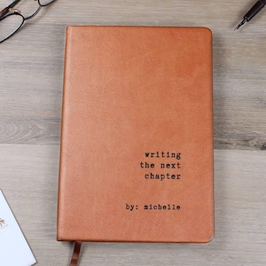 Cuaderno de cuero Next Chapter, regalo personalizado de jubilación para compañero de trabajo, jefe, despedida de trabajo, mejor amigo, regalo de graduación PAA-26-290