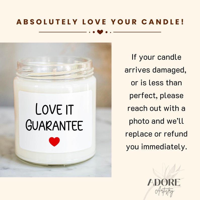 以下が含まれることがあります： 「LOVE IT GUARANTEE」と赤いハートの白いラベルが付いた透明なガラス瓶のキャンドル。上部には「ABSOLUTELY LOVE YOUR CANDLE!」の文字。背景は明るいベージュです。