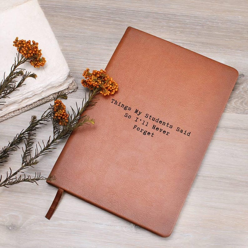 Diario para profesores: Cosas graciosas que dijeron mis alumnos. Cuaderno de cuero. Regalo de Navidad para profesores. Libro de recuerdos personalizado. AA-26-112 imagen 5