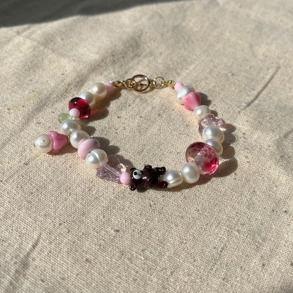 Bracelet ours aux canneberges, bracelet perle et ours, bracelet ours des bois, bracelet en or, bracelet d’automne, bracelet lampadaire, bracelet rose