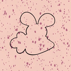 Pu&ograve; includere: Un contorno nero di un coniglio con un corpo a forma di nuvola su uno sfondo rosa con piccoli punti rosa.