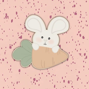 Pu&ograve; includere: Un coniglio bianco che tiene una carota con foglie verdi su uno sfondo rosa con macchie rosa.