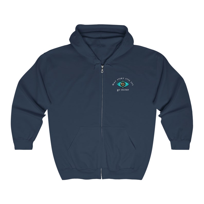 Pu&ograve; includere: Una felpa con cappuccio blu navy con zip, con un'immagine di un occhio bianco e il testo "Che ogni occhio malvagio diventi cieco".