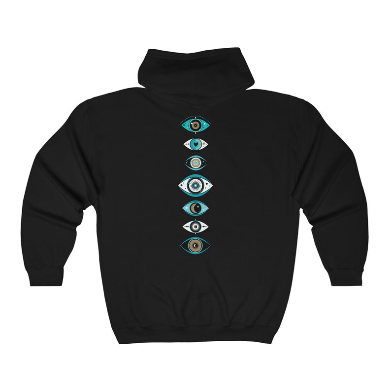 Pu&ograve; includere: Felpa con cappuccio nera con una fila verticale di sette disegni di occhi maligni blu e bianchi sul retro.