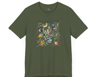 Puede incluir: Una camiseta verde oscuro con un estampado gráfico de varias aves en ramas. El texto "BIRDOLOGY" está impreso sobre las aves.