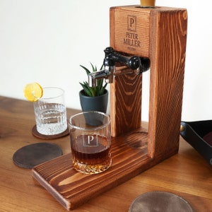 Personalisierter Holz Whisky Spender mit Gläsern, Jubiläumsgeschenk, Vater Weihnachtsgeschenk, Vatertagsgeschenk, Ehemann Geschenk, Hausbar Dekor Bild 1