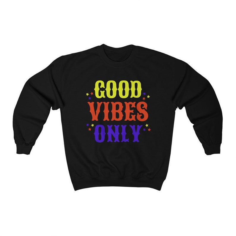 Op de afbeelding: Zwart sweatshirt met de tekst "GOOD VIBES ONLY" in gele, rode en paarse letters met kleine sterren rond de tekst.
