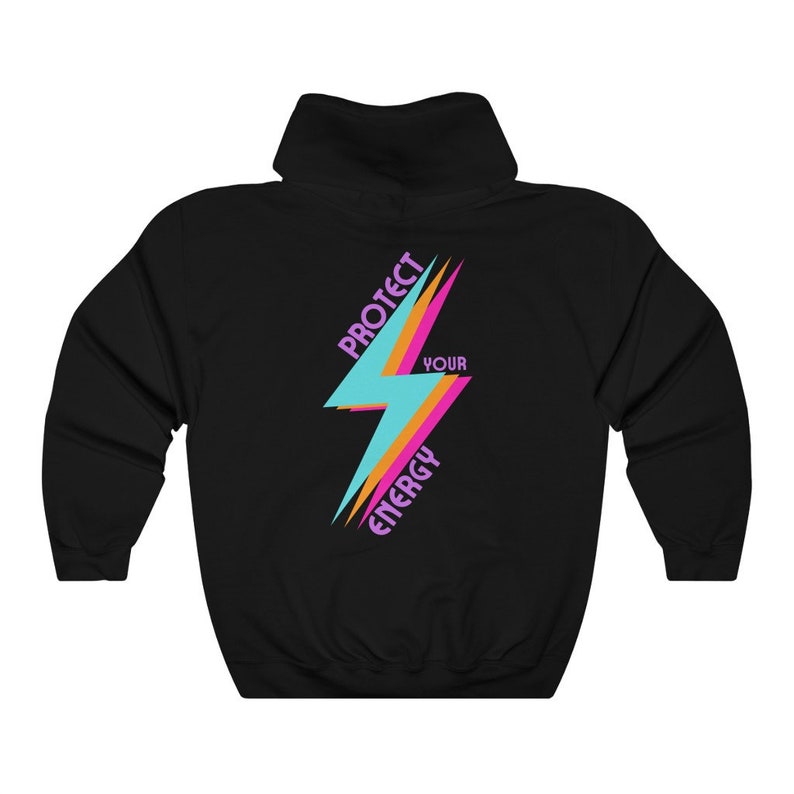 K&ouml;nnte beinhalten: Schwarzer Kapuzenpullover mit einem Grafikdruck eines Blitzes in Pink, Orange und Blau. Der Text "Protect Your Energy" ist auf dem Blitz geschrieben.