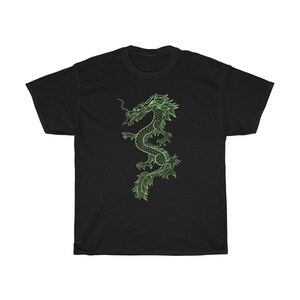 K&ouml;nnte beinhalten: Schwarzes T-Shirt mit einer neongr&uuml;nen Drachenillustration. Der Drache ist in einer detaillierten Kontur dargestellt, die seine Schuppen, Krallen und Schwanz hervorhebt. Das T-Shirt besteht aus einem weichen, bequemen Stoff.
