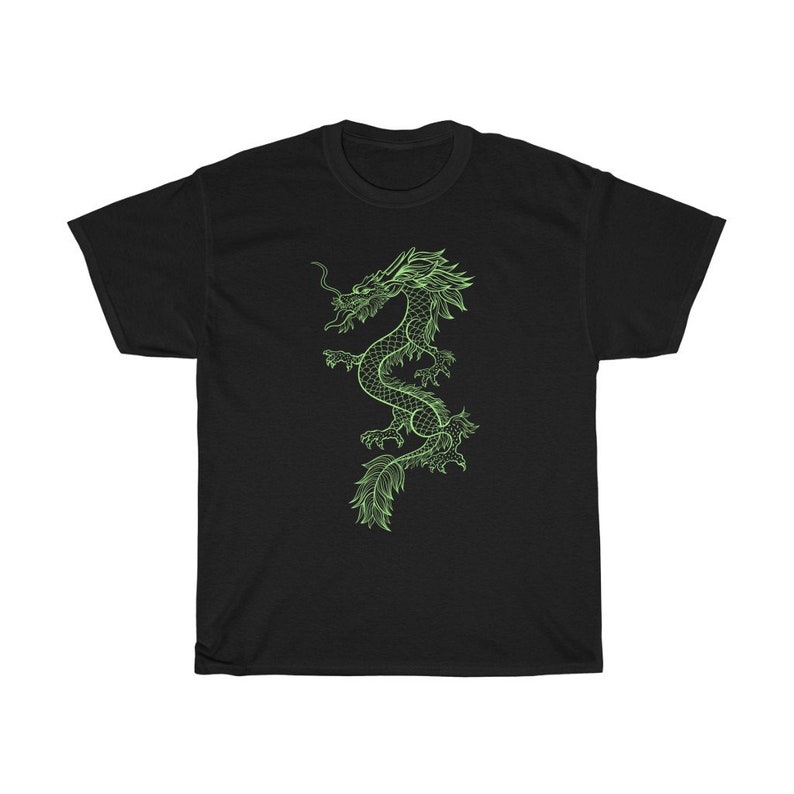 K&ouml;nnte beinhalten: Schwarzes T-Shirt mit einer neongr&uuml;nen Drachenillustration. Der Drache ist in einer detaillierten Kontur dargestellt, die seine Schuppen, Krallen und Schwanz hervorhebt. Das T-Shirt besteht aus einem weichen, bequemen Stoff.