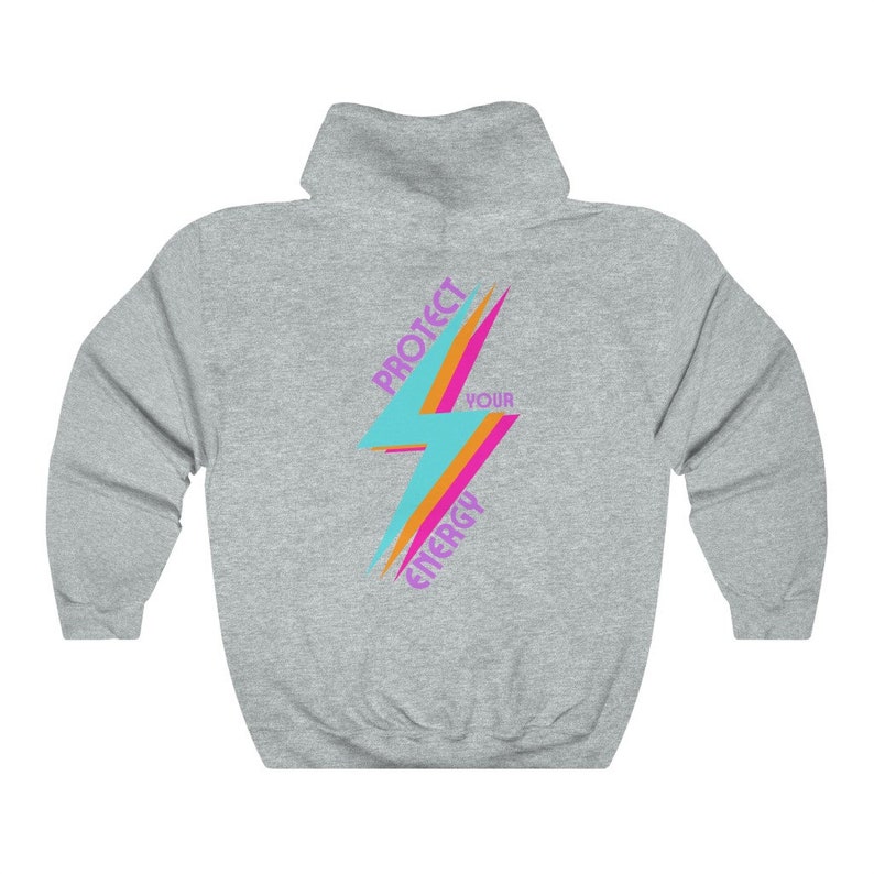K&ouml;nnte beinhalten: Ein grauer Kapuzenpullover mit einem bunten Blitz-Motiv und dem Text "Sch&uuml;tze deine Energie" auf der R&uuml;ckseite.