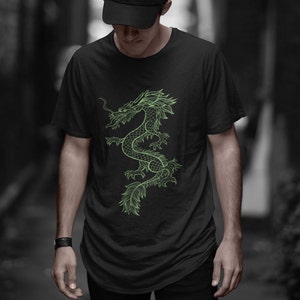 K&ouml;nnte beinhalten: Schwarzes T-Shirt mit einem neongr&uuml;nen Drachendesign. Der Drache ist detailliert, mit einem langen, geschwungenen K&ouml;rper und flie&szlig;enden Merkmalen. Das T-Shirt ist ein klassischer Rundhalsausschnitt aus weichem Material.