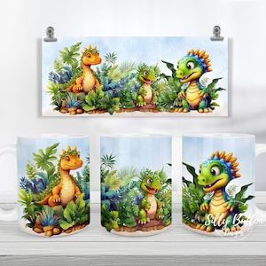 Może przedstawiać: Trzy ceramiczne kubki z białym tłem i kolorową ilustracją kreskówkowych dinozaurów w dżungli. Kubki przedstawiają zielonego, niebieskiego i żółtego dinozaura z pomarańczowymi i żółtymi akcentami. Na jednym z kubków widoczny jest napis "Silly Button Designs".