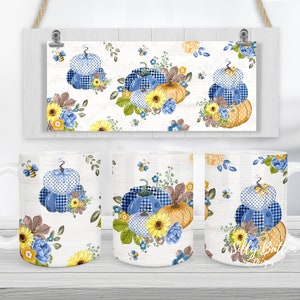 Puede incluir: Taza de cerámica blanca con un patrón de calabaza azul y amarilla. La taza tiene un asa blanca y está decorada con un diseño floral. El texto "Silly Button Designs" está impreso en la parte inferior de la taza.