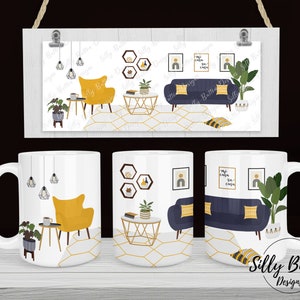 Könnte beinhalten: Zwei weiße Keramikbecher mit einem Design eines Wohnzimmers mit einem gelben Sessel, einem blauen Sofa, Pflanzen und Hängelampen. Der Text "The best things in life are free" befindet sich auf dem Becher mit dem Sofa.